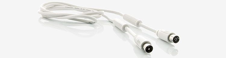 Weißes Koaxialkabel mit zwei Steckern, geeignet für TV- oder Antennenanschluss, auf weißem Hintergrund.